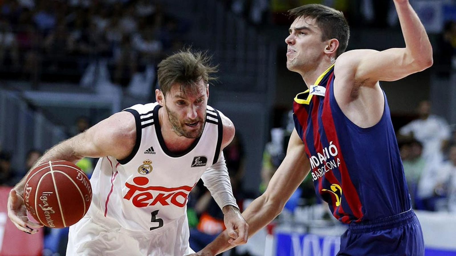 El Real Madrid no se ha dejado sorprender por el FC Barcelona (78-72) en el primer partido de la serie de la final de la Liga Endesa y conserva el factor cancha. La gran actuación de Rudy Fernández, con 17 puntos, ha sido fundamental para evitar la sorpresa azulgrana, que tuvo en Hezonja su carta sorpresa para llegar con opciones hasta el útlimo minuto. La 'Bomba' Navarro se lesionó en el tercer cuarto y es duda para el segundo encuentro de la serie que se jugará el domingo.