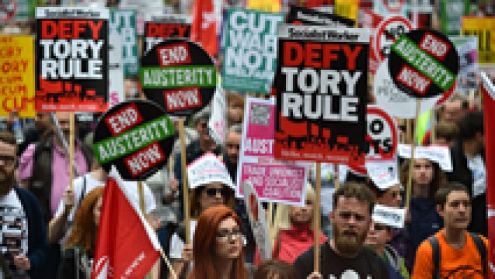 Multitudinaria protesta en Londres contra los recortes