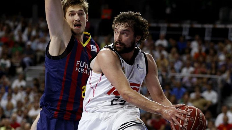 El Real Madrid superó con claridad al Barcelona en el segundo partido de la final de la Liga Endesa, que se llevó el equipo blanco por 100-80 y se coloca a una victoria del triunfo final.