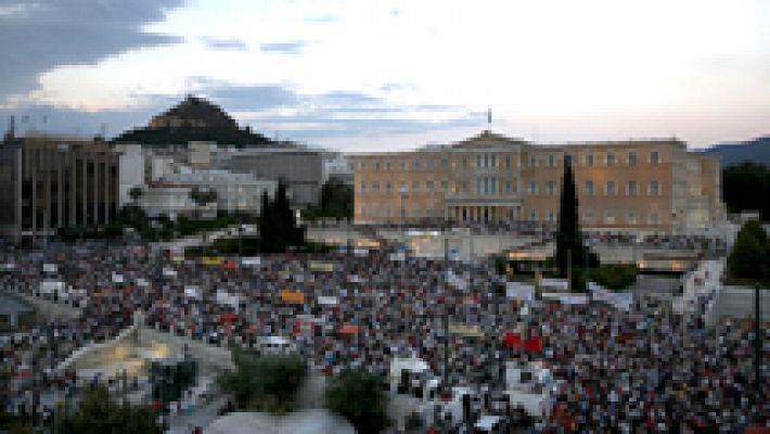 Miles de personas muestran su apoyo al Gobierno griego