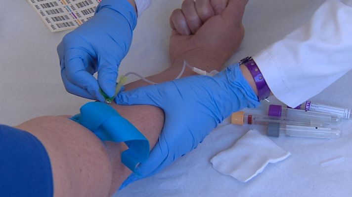 Telediario 1 - Científicos estadounidenses desarrollan un parche inteligente que suministra insulina a los diabéticos sin inyecciones