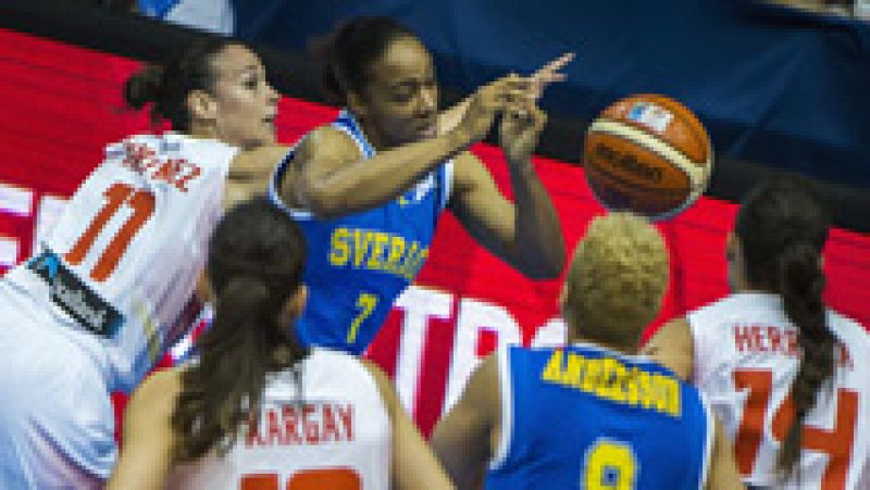 La selección española de baloncesto femenino ha cerrado una  primera fase inmaculada en el Eurobasket de Rumanía y Hungría, tras  sumar su cuarta victoria consecutiva en el partido intrascendente  ante la eliminada Suecia (64-60), con Anna Cruz (13 p