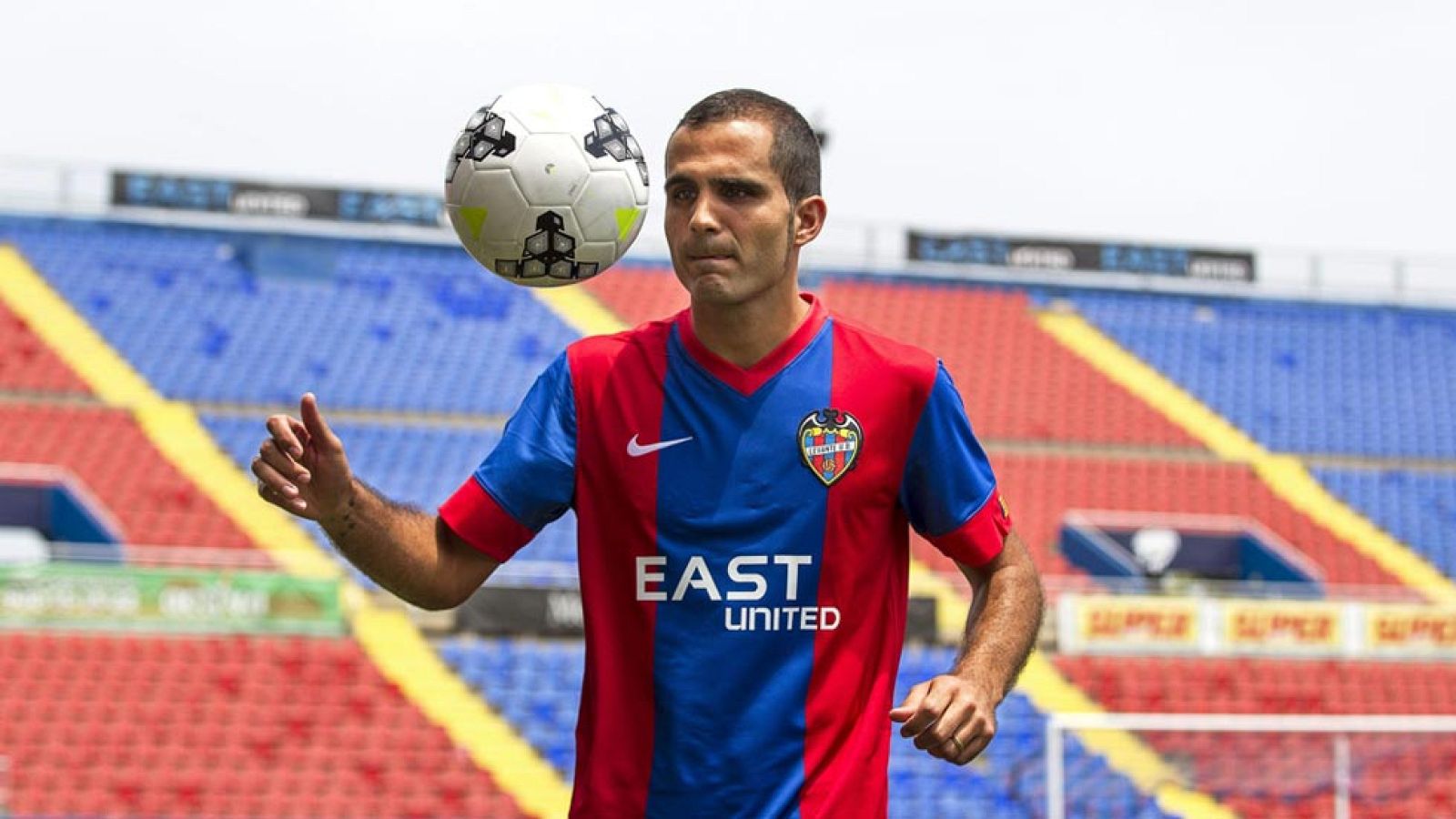 El Levante ha votado que sí a la oferta de compra del dueño de los Phoenix Suns de la NBA, Robert Sarver. Dicha oferta está cifrada en unos 50 millones de euros. El Levante se queda con la propiedad del estadio y de la ciudad deportiva.