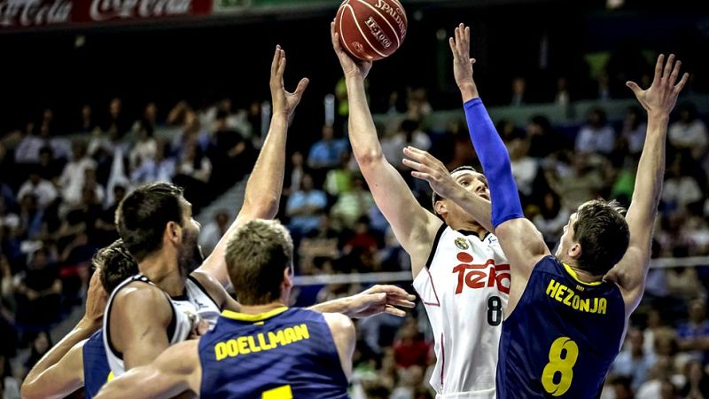 El Barcelona confía mañana (19.00 horas) en el efecto ambiental del Palau Blaugrana para ganar el tercer partido de la serie final de la Liga Endesa y evitar, así, que el Real Madrid levante el título ante la afición azulgrana, algo que no sucede des