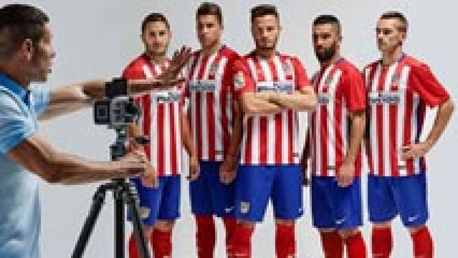 El Atlético presenta su nueva camiseta que homenajea a la del 'Doblete'