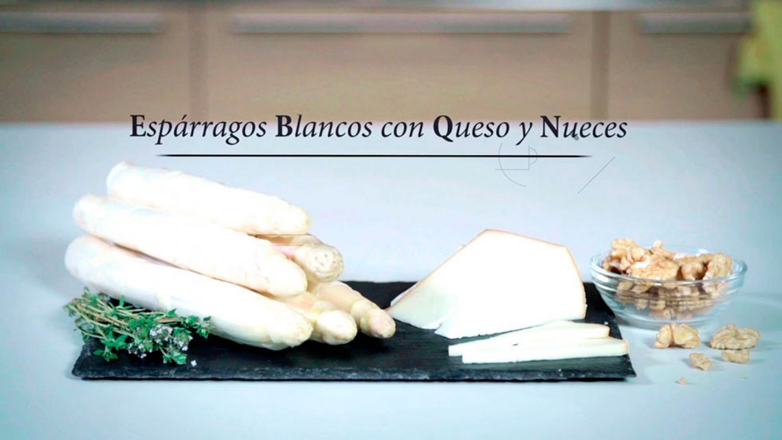 Receta de espárragos con queso y nueces