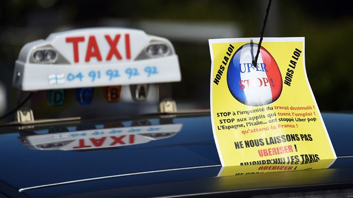 Informativo 24h - Los taxistas franceses bloquean los accesos a estaciones de tren y aeropuertos en protesta contra Uber