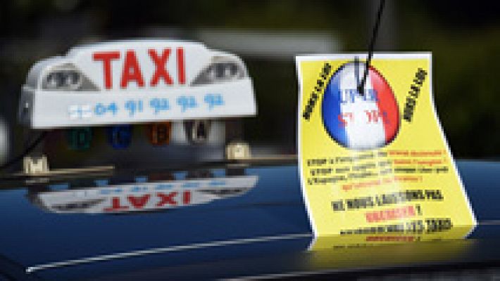 Los taxistas franceses bloquean los accesos a estaciones de tren y aeropuertos en protesta contra Uber