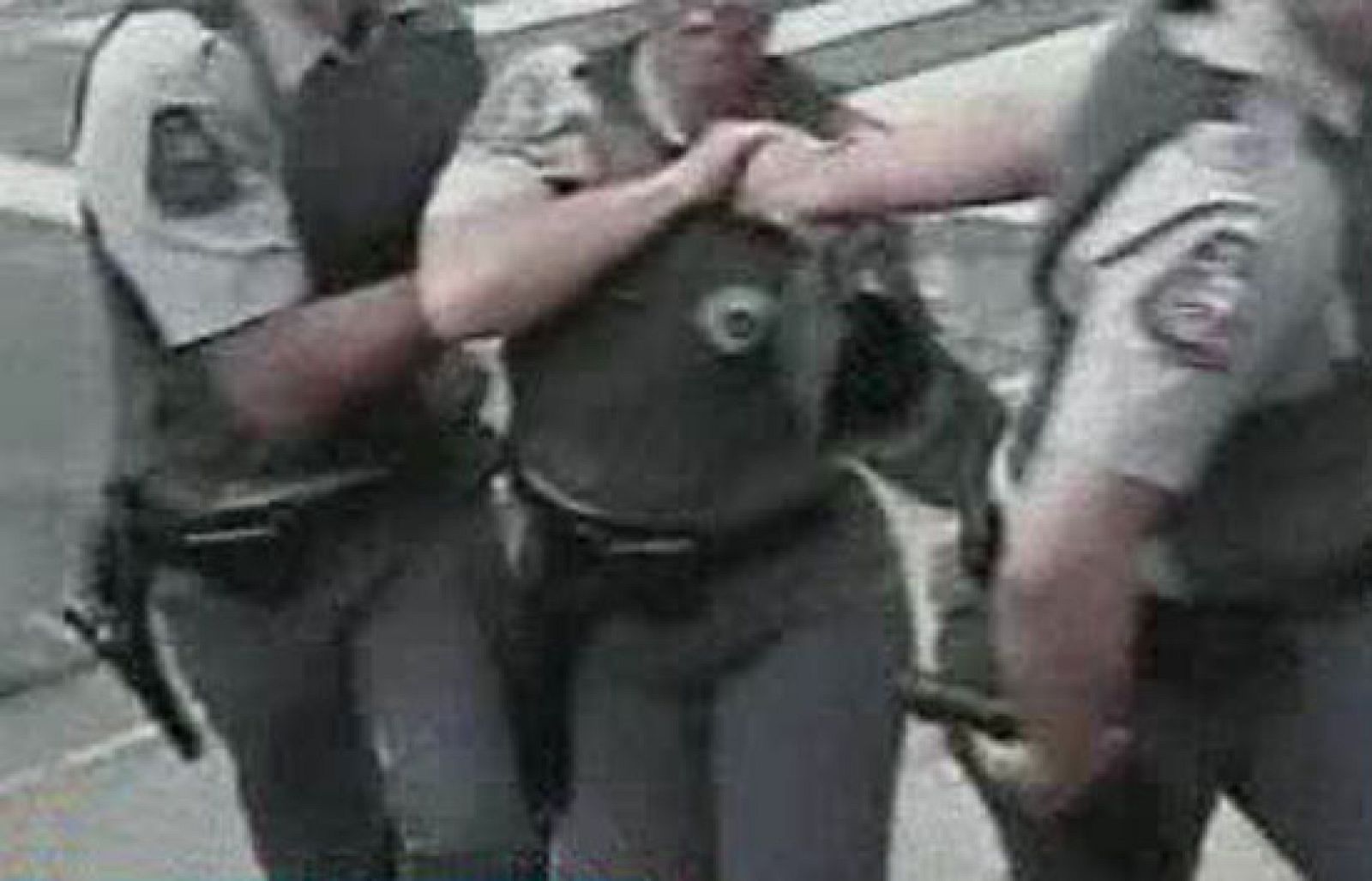 Enfrentamientos de policías con compañeros por una protesta laboral en Brasil | Ver