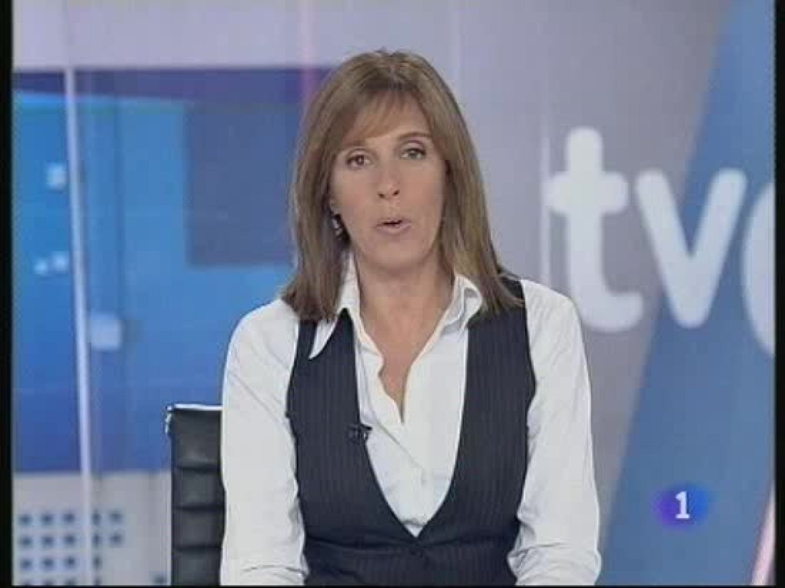 En Guadalajara un joven de 19 años ha muerto y otro hombre sufre quemaduras en el 90 por ciento de su cuerpo por la explosión y posterior incendio de un depósito de gasoil en un almacén de coches. 