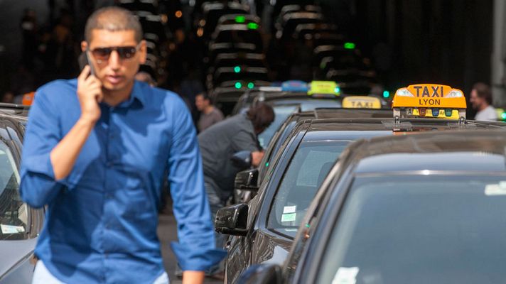 Telediario 1 - Los taxistas franceses bloquean los accesos a estaciones de tren y aeropuertos en protesta contra Uber
