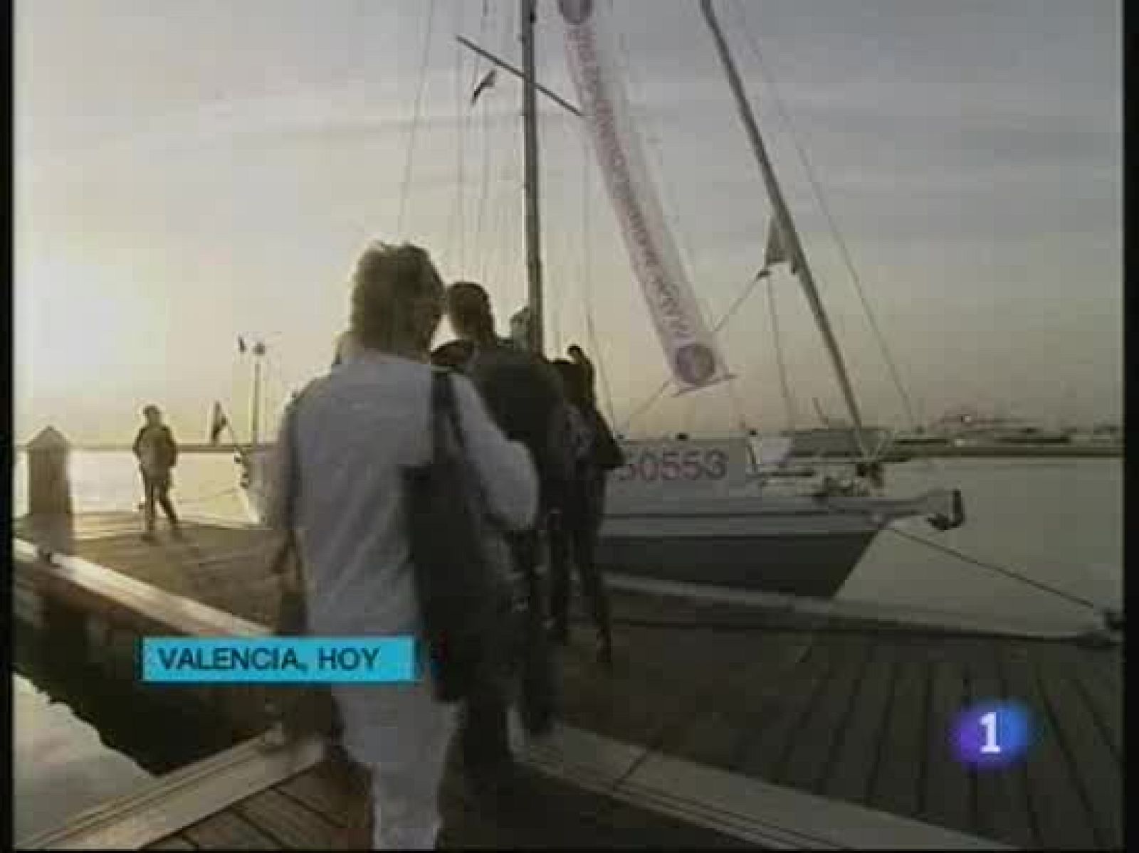  El barco de bandera holandesa Women on Wave, Mujeres sobre las olas, donde de practican abortos farmacológicos sigue en la costa valenciana. Pese a la polémica que acompañó ayer a su llegada hoy hemos encontrado tranquilidad en el puerto.