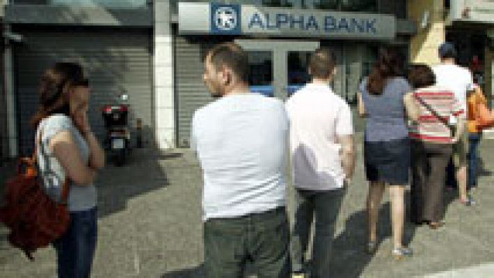 Los griegos hacen colas en los bancos