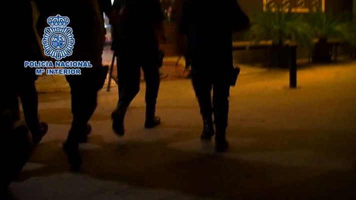 Telediario 1 - Liberan a seis mujeres explotadas sexualmente en karaokes