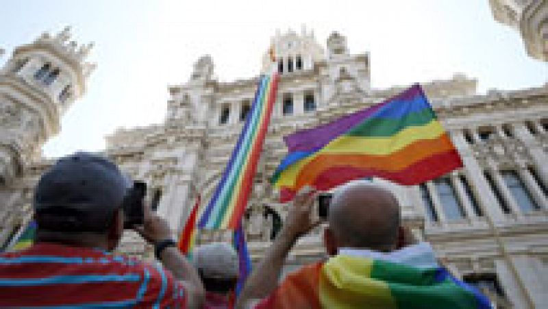 Muchas ciudades de España lucen la bandera arco iris con motivo del Día Internacional del Orgullo Gay