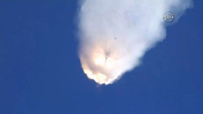  - El cohete espacial SpaceX explota poco después de despegar