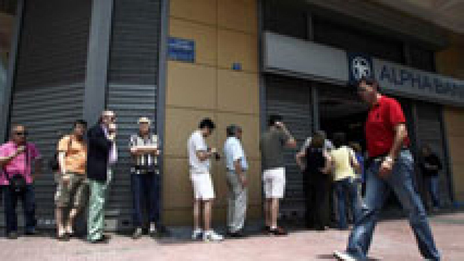 Telediario 1: Los griegos siguen buscando cajeros con dinero | RTVE Play