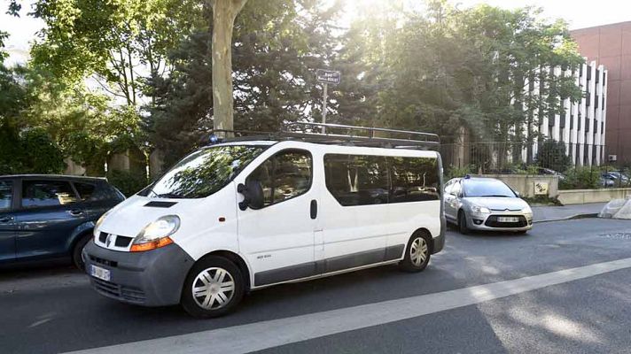 Telediario 1 - Yasin Salhi sale de la comisaría de Lyon hacia París