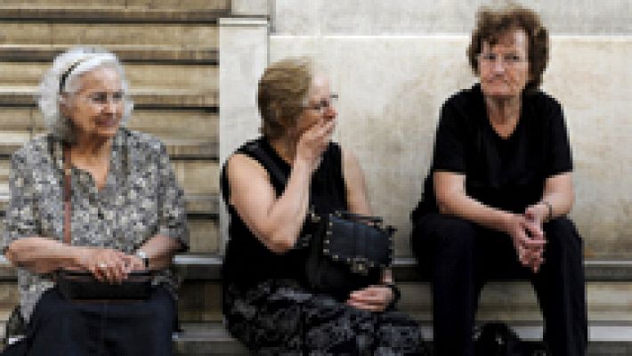 Informativo 24h - Los griegos solo pueden retirar 60 euros diarios