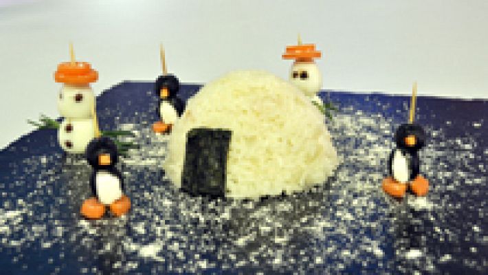 Pingüino de aceitunas con iglú de arroz
