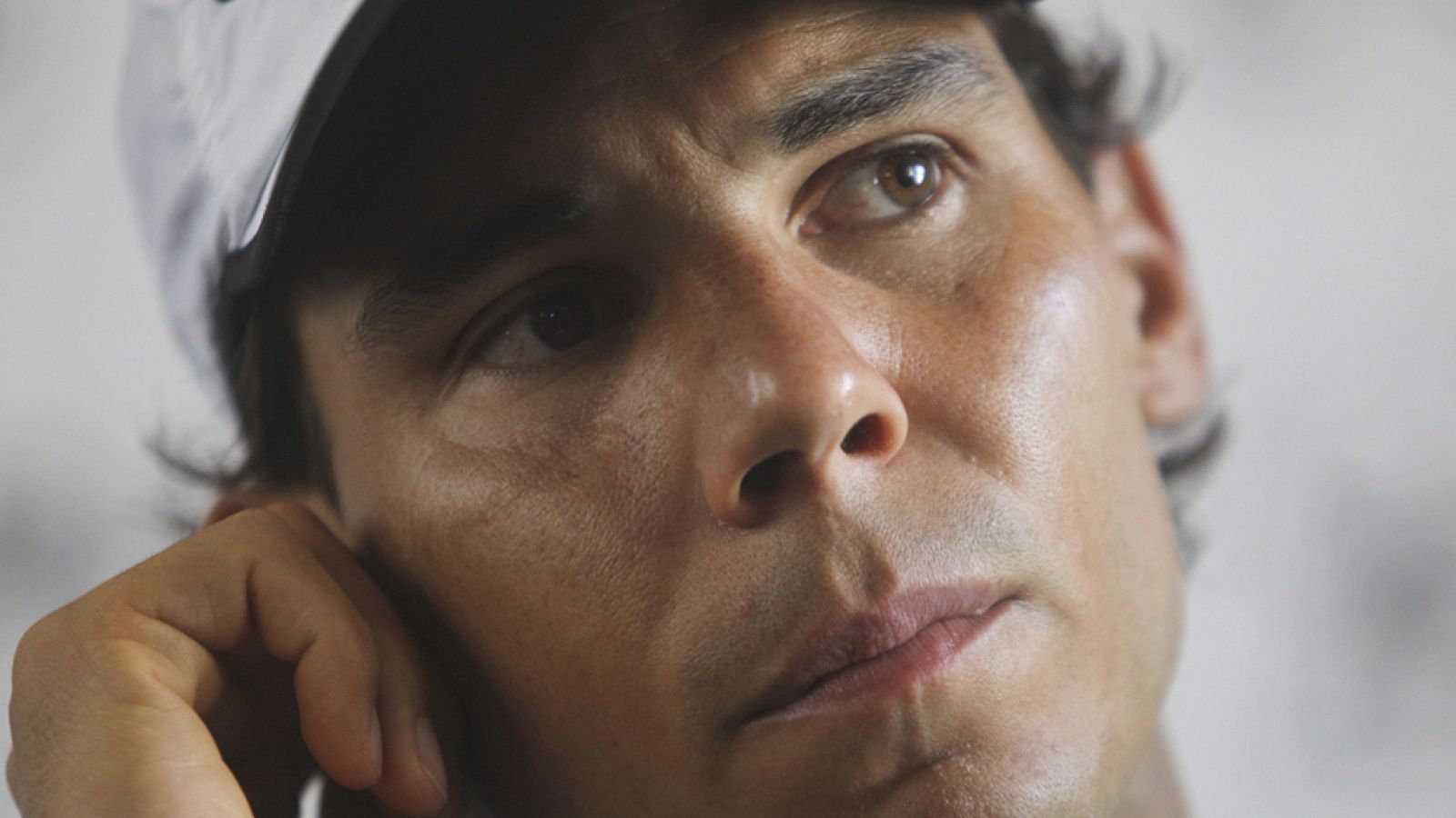 Los tenistas españoles han firmado este domingo una carta conjunta después de la reunión que han mantenido en Wimbledon en la que denuncian "el deterioro y la situación actual" de este deporte en España. Además, piden una solución contra el "liderazgo caótico y beligerante" de José Luis Escañuela, presidente de una Federación que ha "desaprovechado los innumerables éxitos" del tenis nacional.