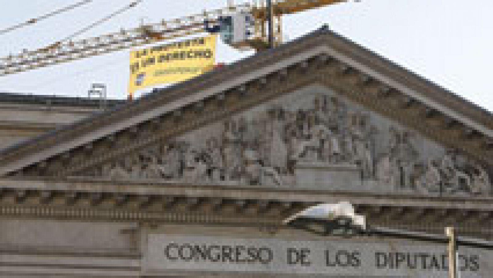 Greenpeace protesta contra la ley de seguridad ciudadana con una pancarta en el Congreso