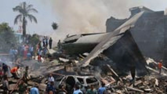 Se estrella un avión militar en una zona urbana de Indonesia