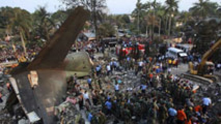 Decenas de muertos al estrellarse un avión del Ejército de Indonesia en una zona residencial de Sumatra