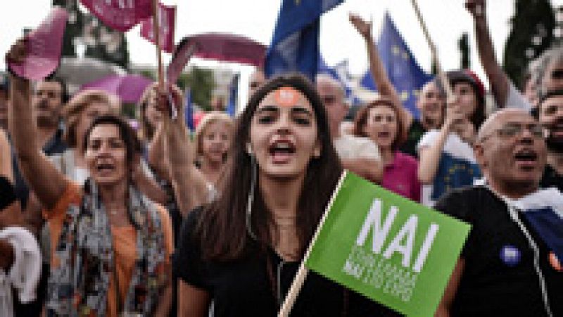 Miles de griegos se manifiestan en Atenas por el "sí" en el referéndum y la permanencia en euro