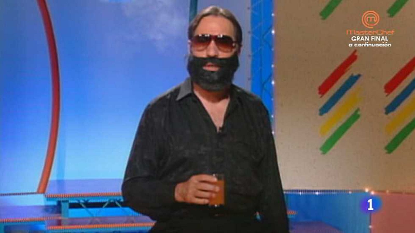 "Extensa panorámica de cómo los personajes que tienen calado en la vida social son imitados por humoristas y anónimos. Original y copia a veces se confunden. En este viaje por el archivo de TVE nadie se libra de laoportuna o inoportuna imitación..."