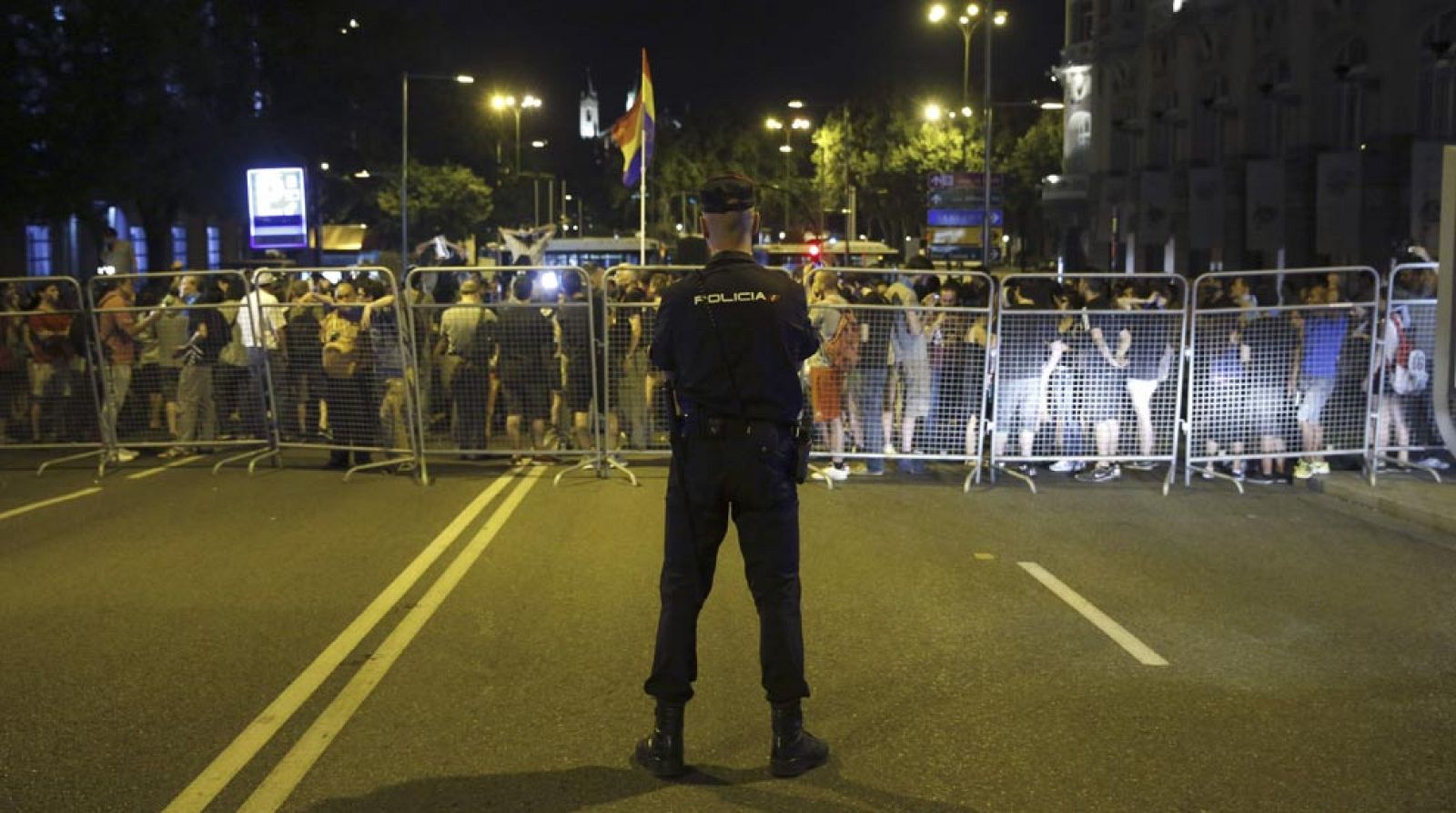 La Ley de Seguridad Ciudadana entra en vigor con 44 conductas motivo de multas de entre 100 y 600.000 euros - Telediario 1 | Ver