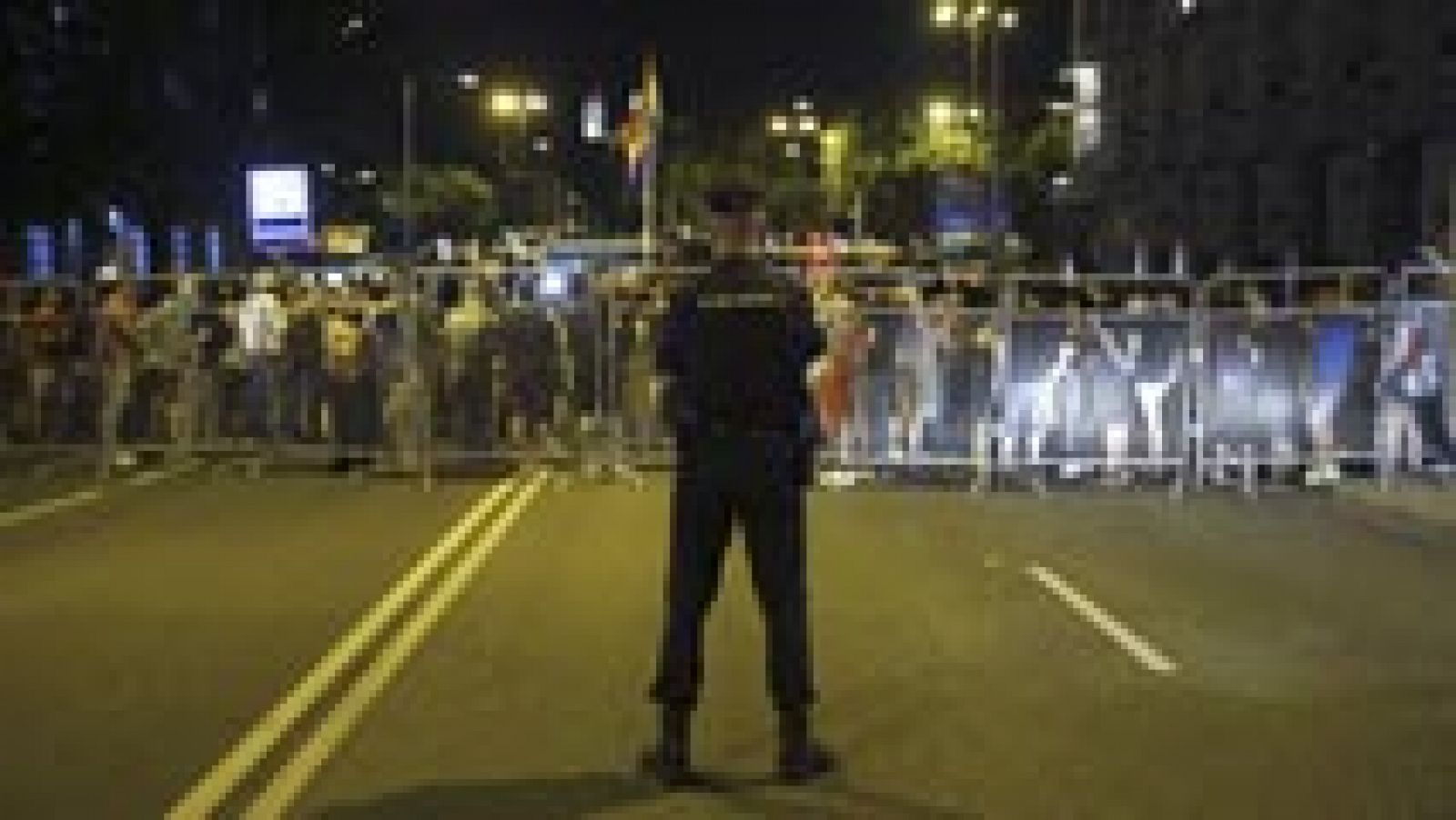 La Ley de Seguridad Ciudadana entra en vigor con 44 conductas motivo de multas de entre 100 y 600.000 euros - Telediario 1 | Ver