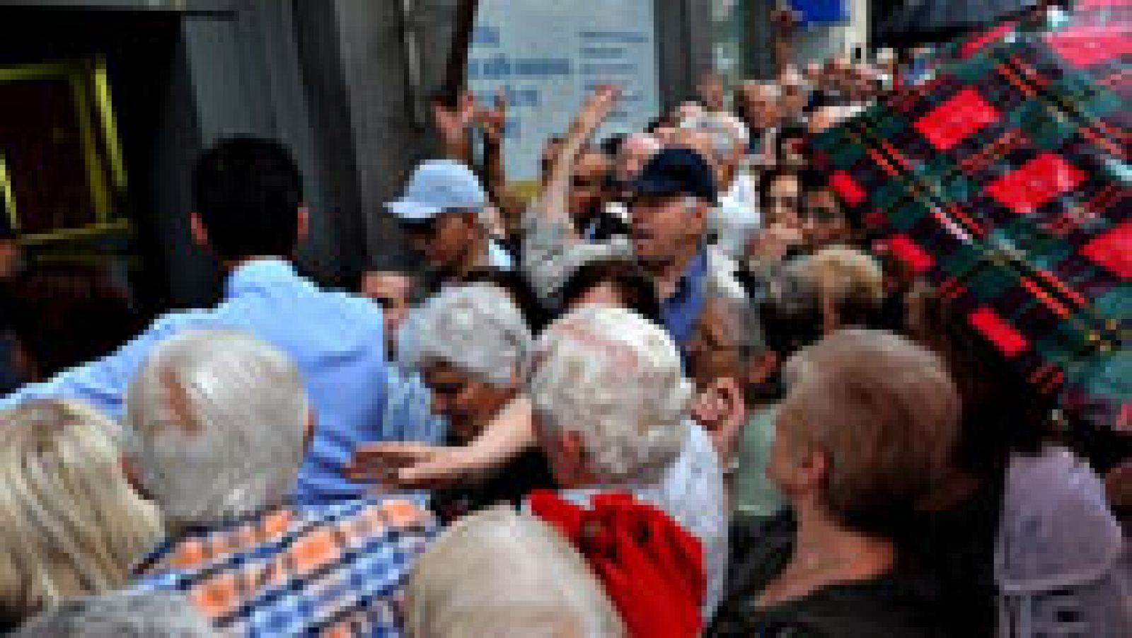 Telediario 1: Miles de jubilados acuden a los bancos de Grecia para cobrar parte de sus pensiones | RTVE Play