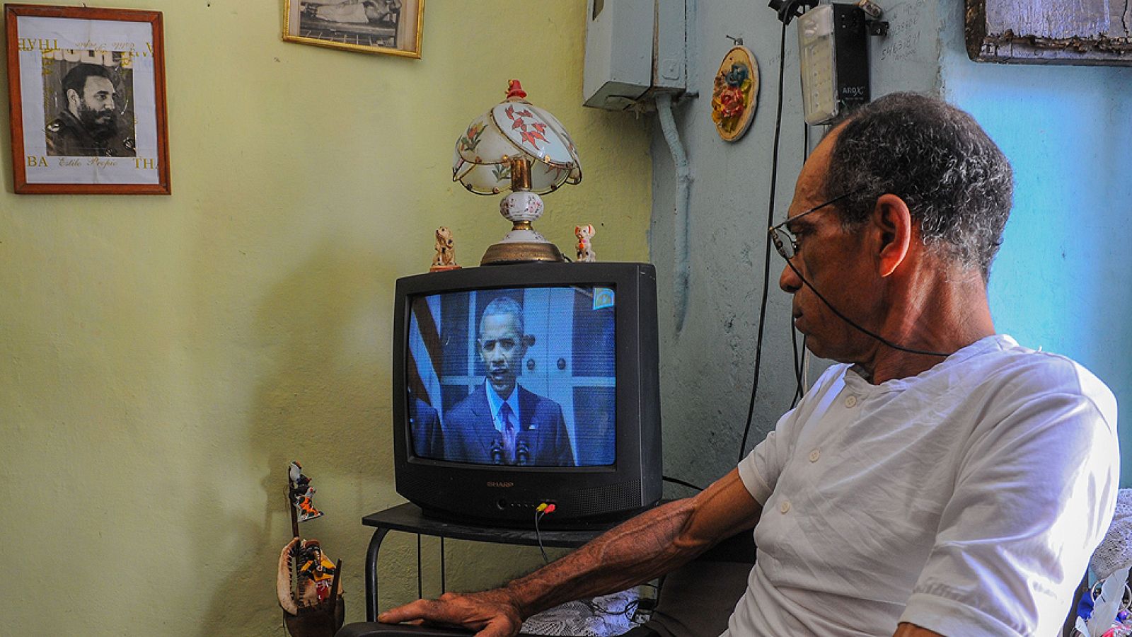 El presidente de EE.UU., Barack Obama, ha confirmado este miércoles que ha llegado a un acuerdo para restablecer las relaciones diplomáticas con Cuba, rotas en 1961, y abrir embajadas en las respectivas capitales este mes. La fecha se ha fijado, según ha informado el Ministerio de Relaciones Exteriores cubano en una nota oficial, el próximo 20 de julio. Obama ha instado al Congreso de su país a que "escuche al pueblo cubano y al pueblo estadounidense" y empiece a trabajar para levantar el embargo a Cuba. 