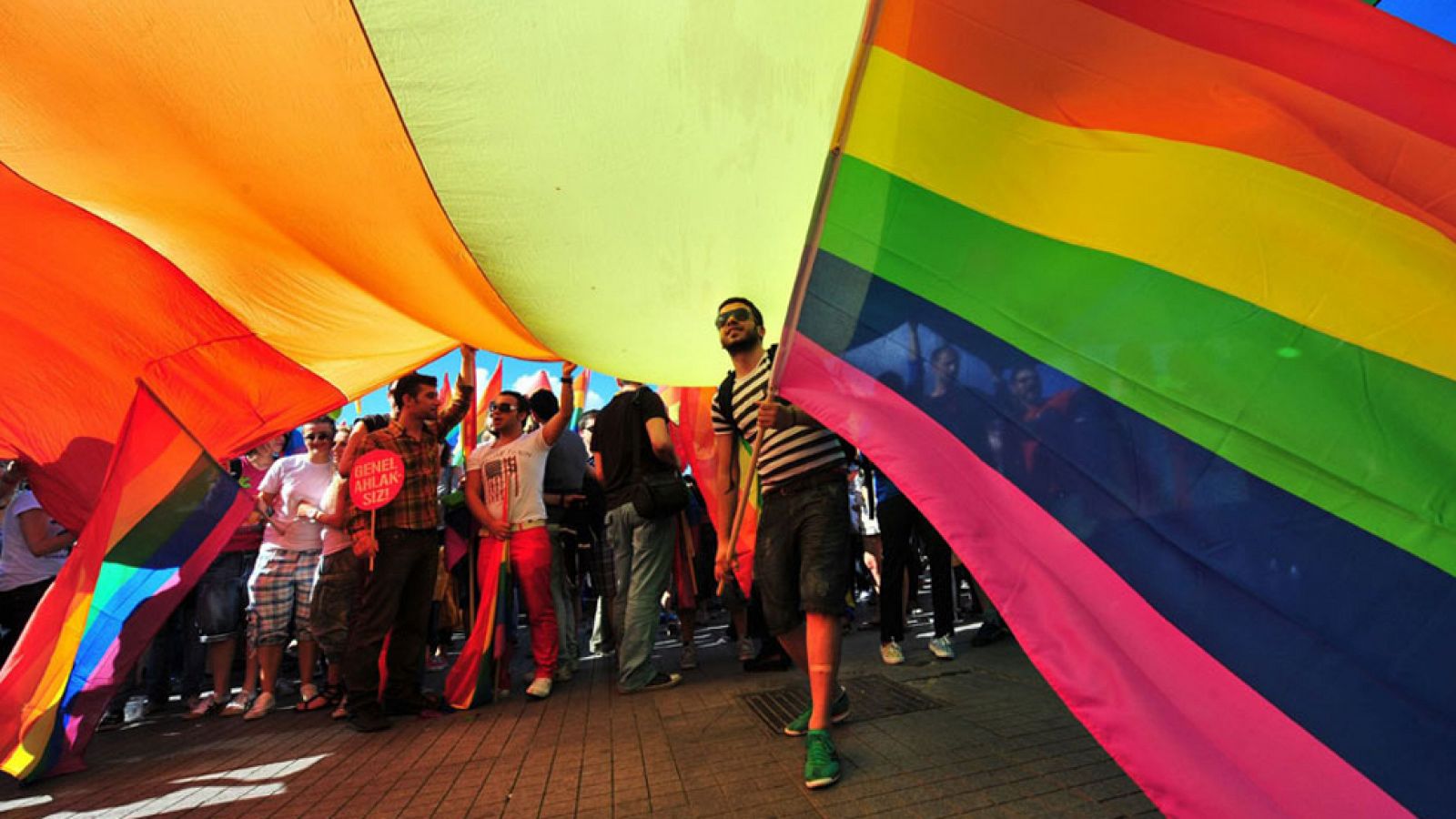 Amigas y Conocidas - " Leyes por la igualdad real, ya"