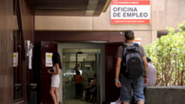 El número de parados registrados bajó en 94.727 en junio, lo que deja el total en 4.120.304