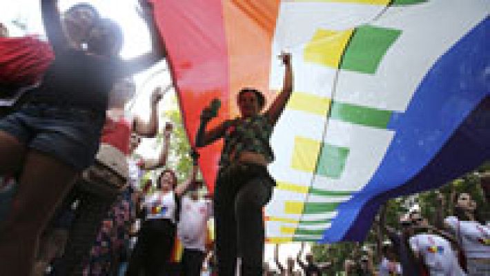 Banderas arco iris y el lema 'Leyes por la igualdad real ya'