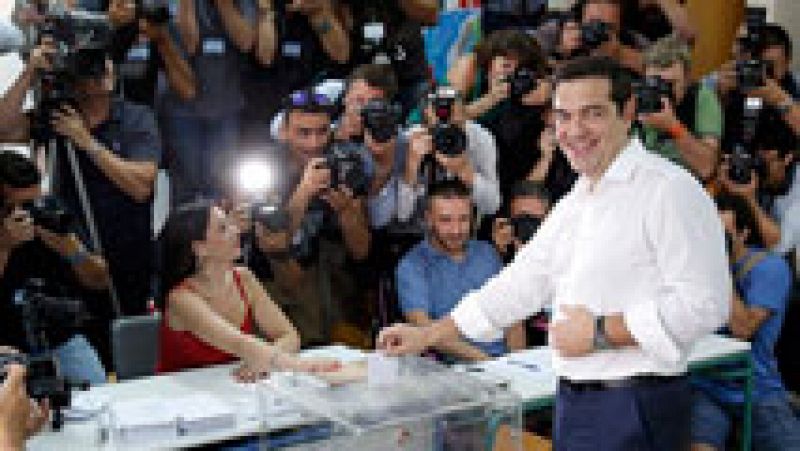 Los ciudadanos griegos votan el referéndum en una jornada tranquila