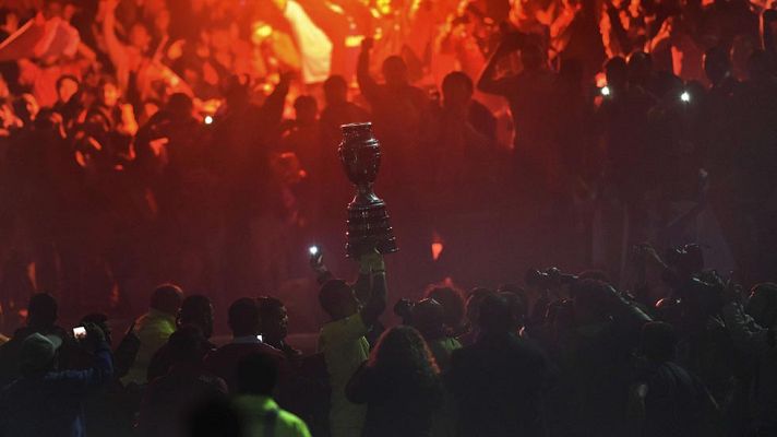 Telediario 1 - La alegría de los chilenos contrasta con la tristeza argentina