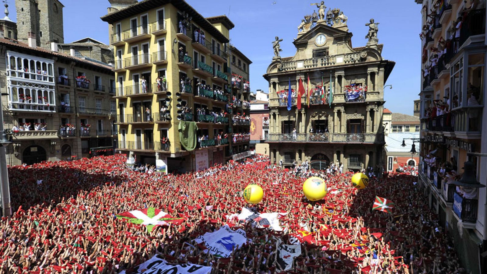 Miles de personas reciben los sanfermines 2015 con el chupinazo