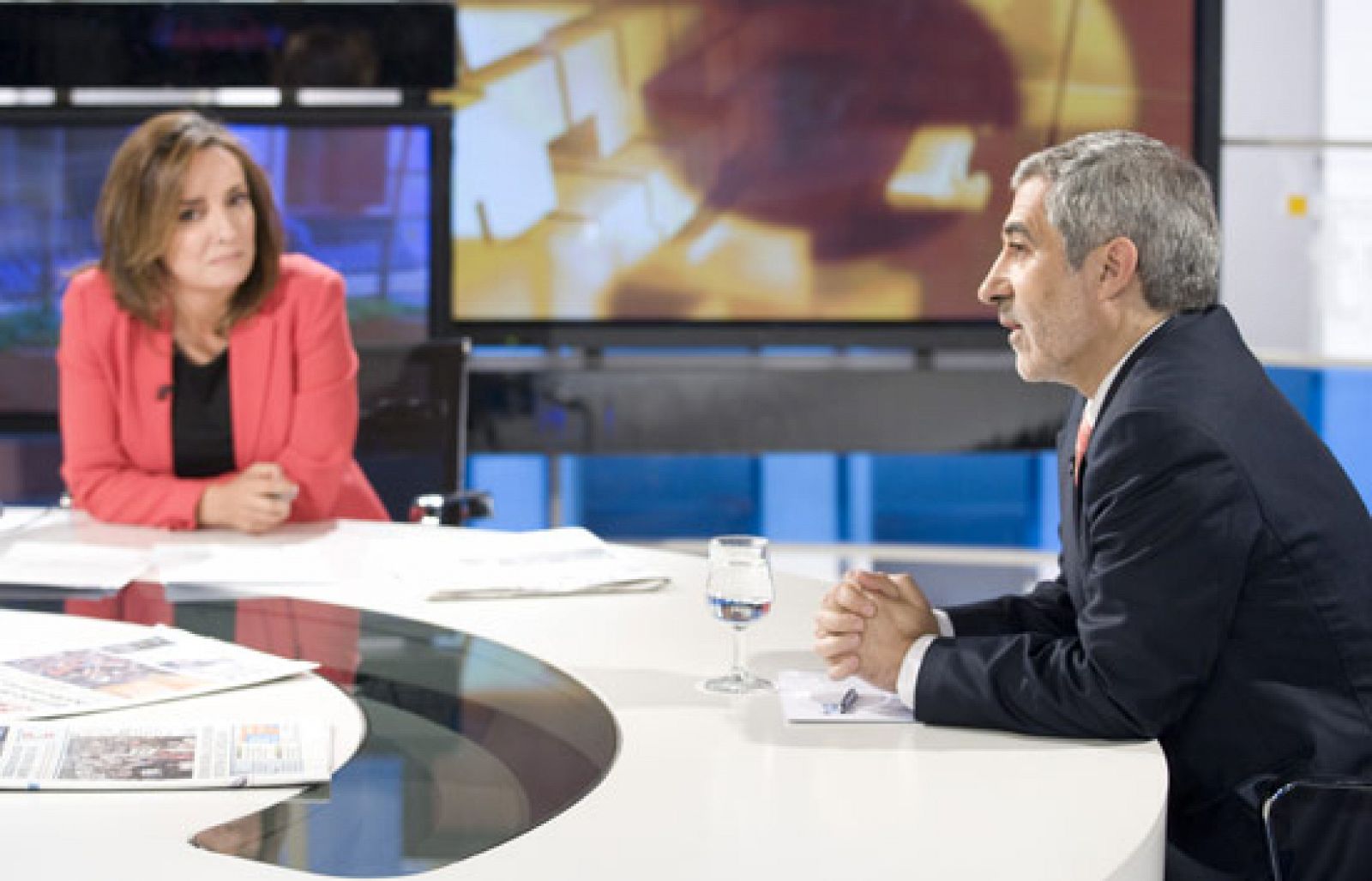 Pepa Bueno, directora de 'Los Desayunos' de TVE ha entrevistado al coordinador general de IU, Gaspar Llamazares, que abandonará este cargo pero seguirá con su acta de diputado en el Congreso.