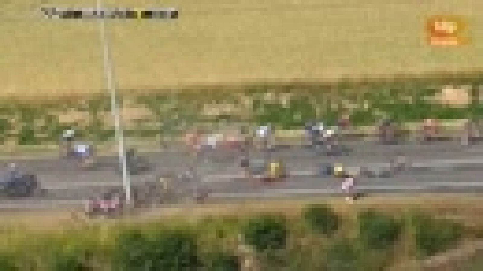 Una caída en el pelotón a 53 kilómetros de la meta ha puesto los pelos de punta a todos. Muchos ciclistas se han visto involucrados, entre ellos el líder Cancellara o Rui Costa. Abandonan Will Bonet (FDJ), Tom Dumoulin (Giant) y Simon Gerrans (Orica)