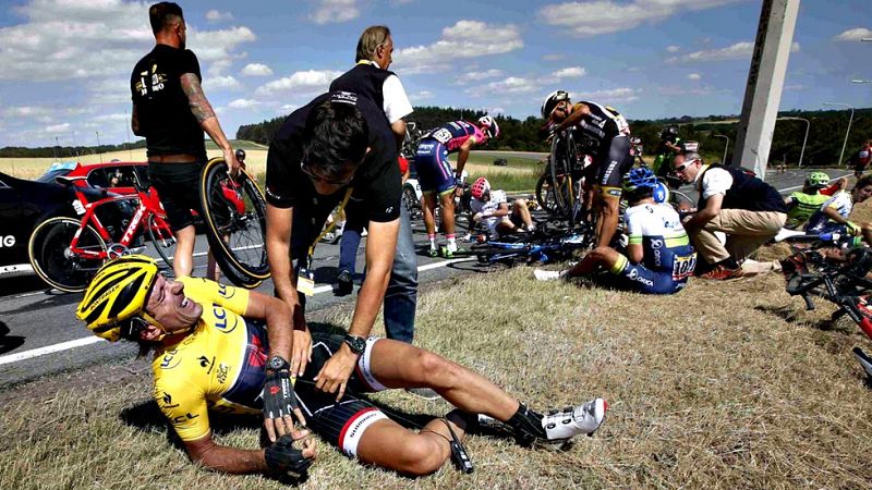 Una caída en el pelotón a 53 kilómetros de la meta ha puesto los pelos de punta a todos. Muchos ciclistas se han visto involucrados, entre ellos el líder Cancellara o Rui Costa. Abandonan Will Bonet (FDJ), Tom Dumoulin (Giant) y Simon Gerrans (Orica)