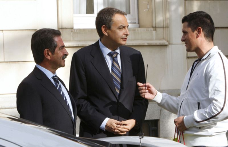 Zapatero al taxista de Revilla: "¿Qué tal le va la vida?"