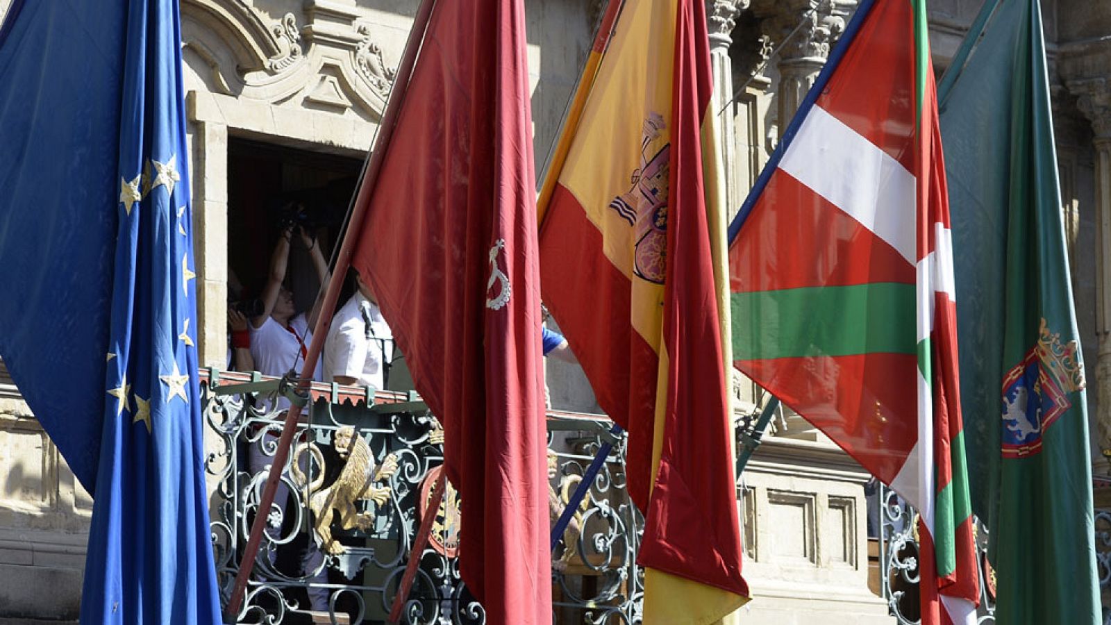 La Delegación del Gobierno recurre la colocación de una ikurriña por primera vez en el chupinazo | Ver