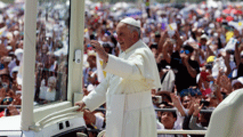 El papa celebra una misa multitudinaria en Guayaquil