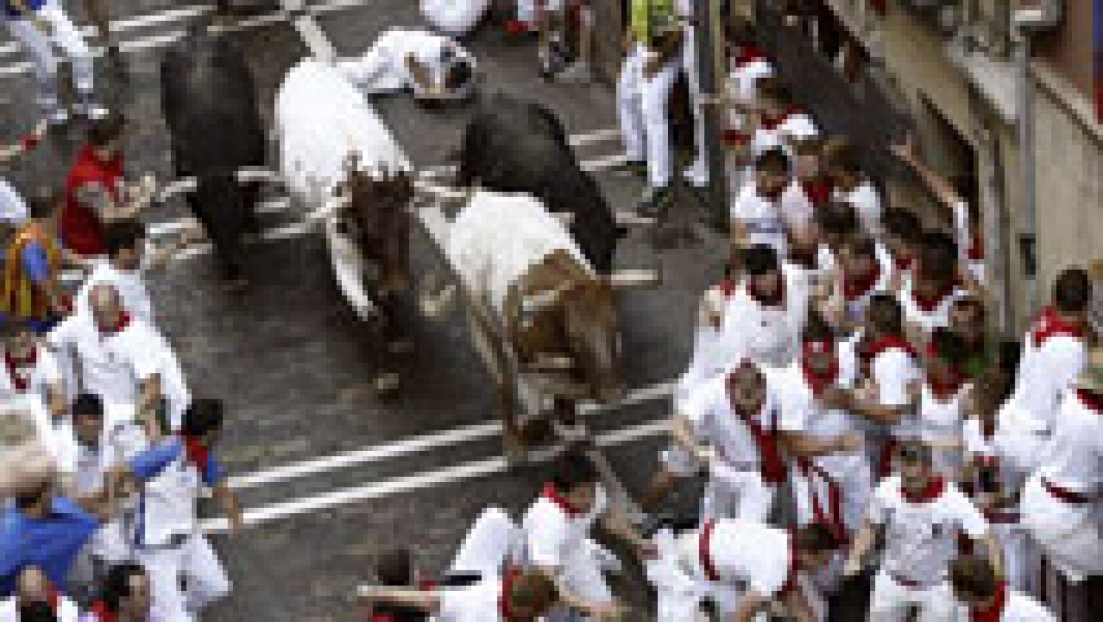 Primer encierro de San Fermín 2015 rápido y peligroso con toros de Jandilla