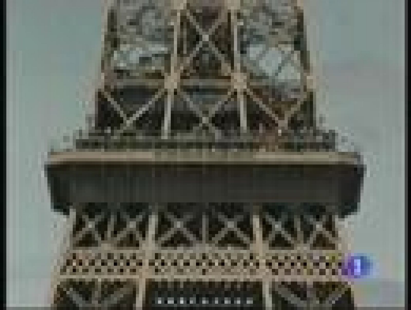 En París, hoy sale a subasta un tramo de la escalera de la Torre Eiffel | Ver