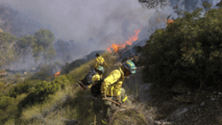 El fuego se reactiva en Jaén y obliga a desalojar dos locali