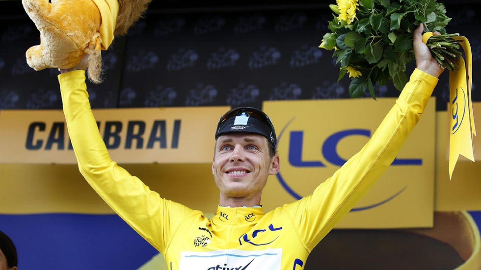 Se temía mucho a la cuarta jornada del Tour de Francia y por fortuna la carrera queda igual de abierta. A pesar de los movimientos valientes y bajo tensión en los tramos adoquinados, ninguno de los grandes favoritos ha sufrido percances y la etapa se la ha acabado llevando Tony Martin (Etixx) gracias a su ataque a falta de 3 kilómetros para el final.